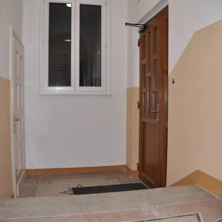 Apartman Amarotico, 1